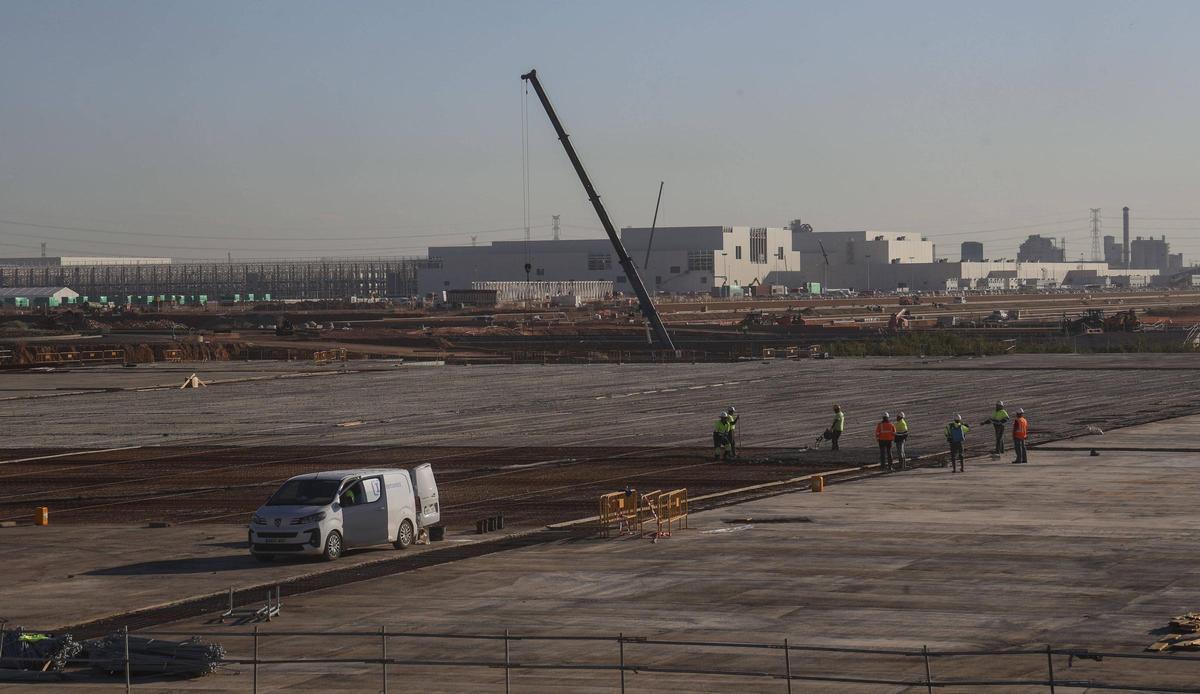 Trabajos en la estación intermodal con la primera fase de la gigafactoría al fondo.