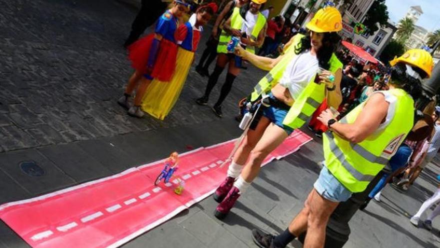 Un disfraz de carril-bici triunfa en el Carnaval de Día