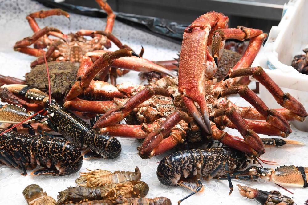 Las vendedoras afirman que las cifras de Nochebuena no se repetirán ante la caída de la demanda. Los consumidores optan por encargos para tener marisco fresco.