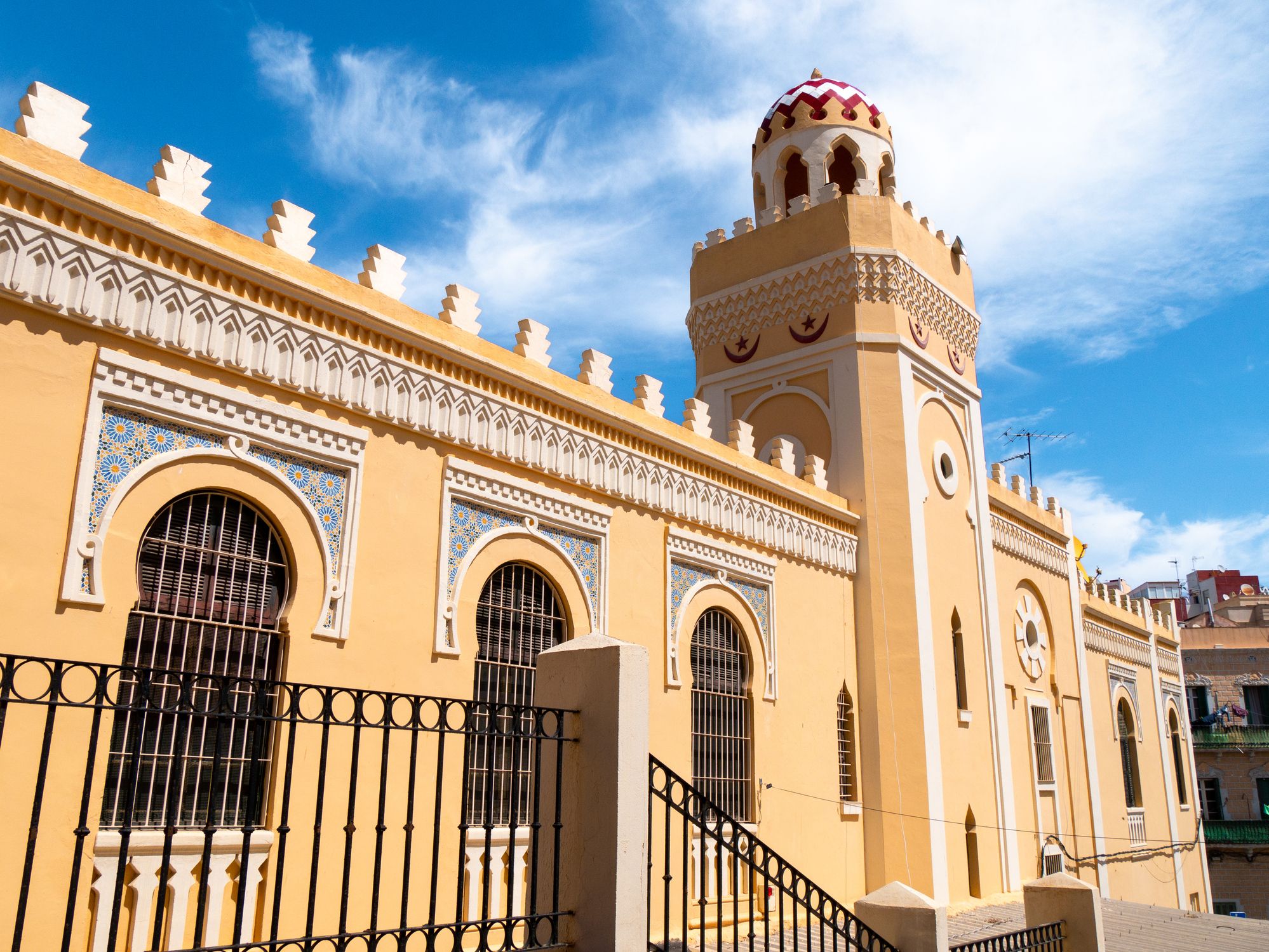 Hasta cuatro religiones conviven en armonía en esta ciudad española.