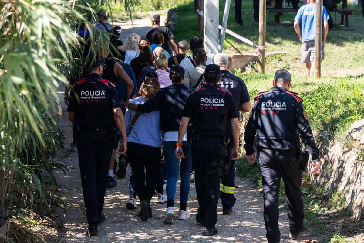 Momento en el que los bomberos encuentra un segundo cuerpo en Mediona, donde se buscaba al padre del menor hallado muerto
