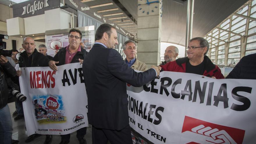 Ábalos conversa con unos delegados sindicales en una protesta en la estación de Castelló