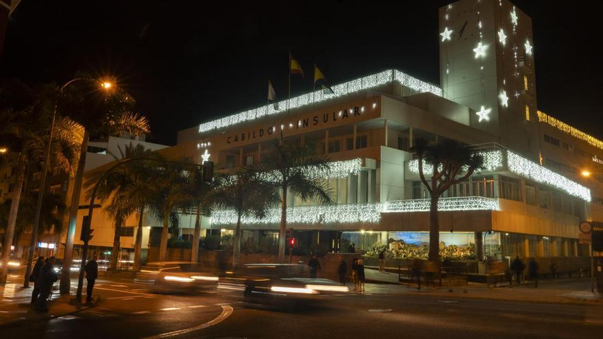El Cabildo enciende la Navidad en su sede con el Belén, el mercadillo solidario y el estreno del villancico 'Gran Canaria, Isla Navidad'