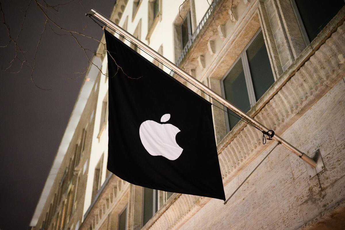 Archivo - FILED - 19 December 2023, Lower Saxony, Hanover: A flag with the Apple logo hangs in front of the Apple Store. Photo: Julian Stratenschulte/dpa