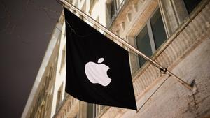 Archivo - FILED - 19 December 2023, Lower Saxony, Hanover: A flag with the Apple logo hangs in front of the Apple Store. Photo: Julian Stratenschulte/dpa