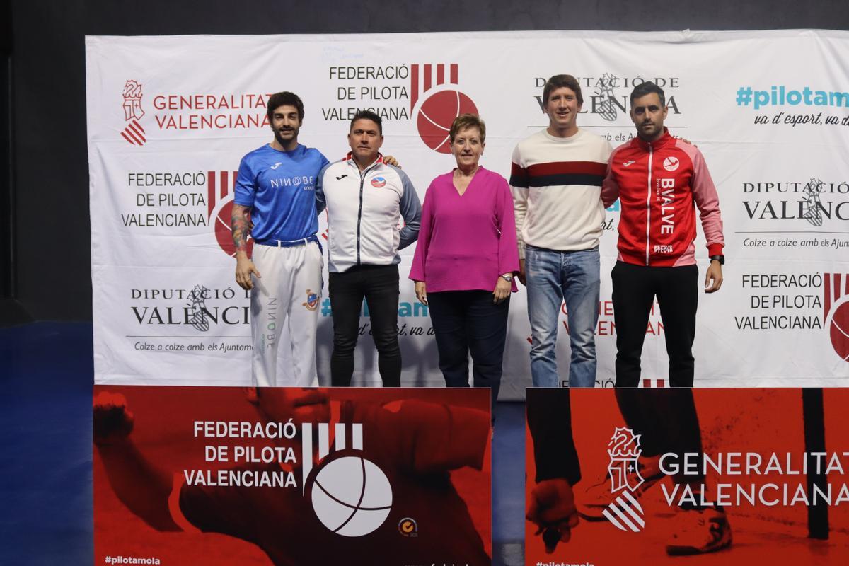 Adrián i Alejandro, amb el president del club d'El Puig, l'alcaldessa de la localitat i el vicepresident de frontó de la Federació, Pasqual Balaguer