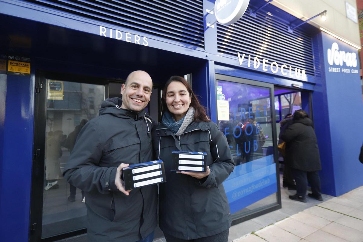 En imágenes | Abre en Voraz Steet Food en Zaragoza, un take away escondido en un videoclub