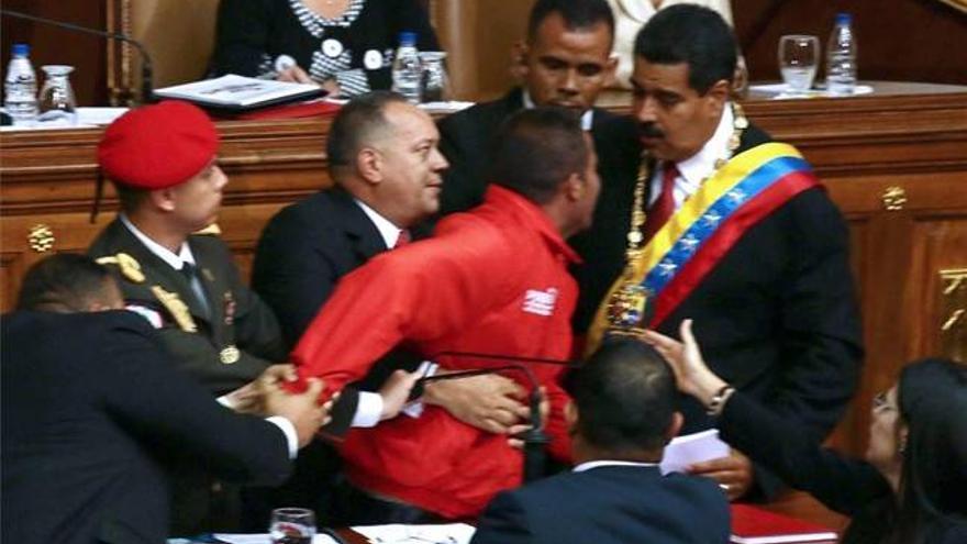 Un intruso en la tribuna de Maduro