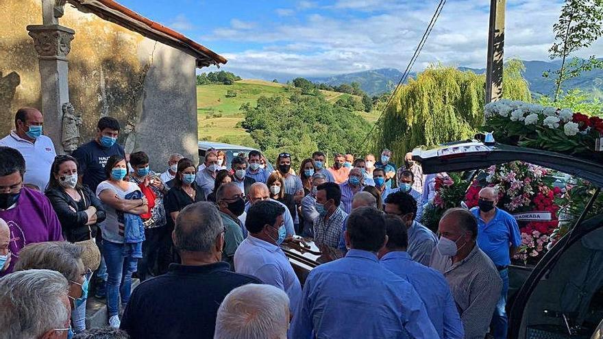 Llegada del féretro de Valeriano Remis a la iglesia de Llenín.