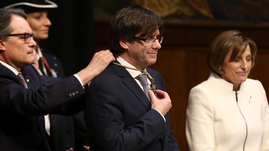 Artur Mas posant la medalla de President al seu successor, Carles Puigdemont.