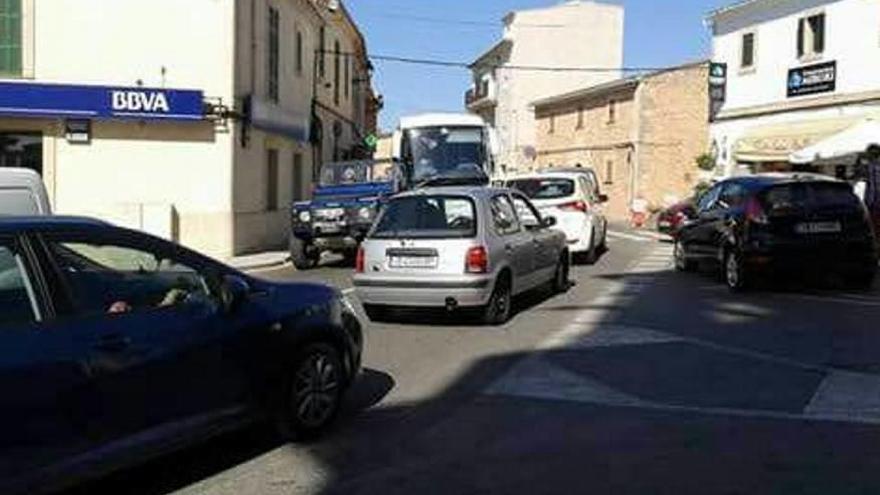 Saturación de vehículos en el área de la iglesia de s´Alqueria Blanca.