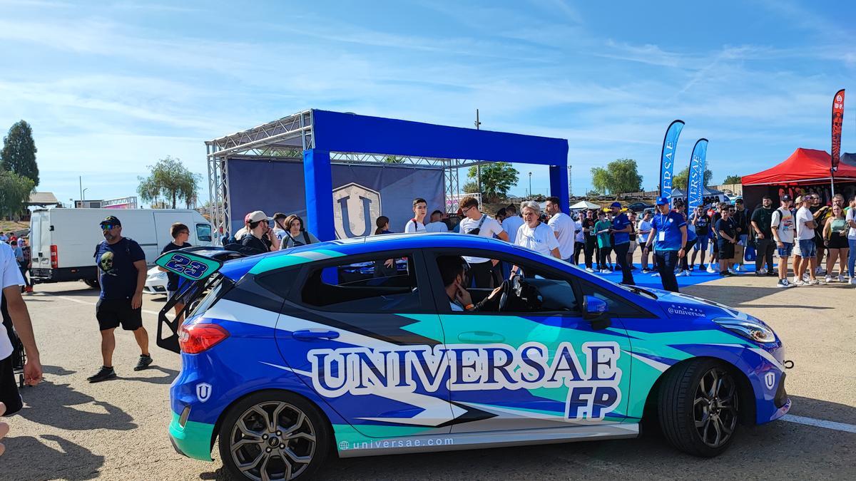El ‘stand’ de UNIVERSAE en Eurocrew Cartagena suscitó un tremendo interés entre los asistentes al evento automovilístico más importante de Europa: “Las instalaciones son una pasada, mucho mejores que cualquier otra que haya visto”