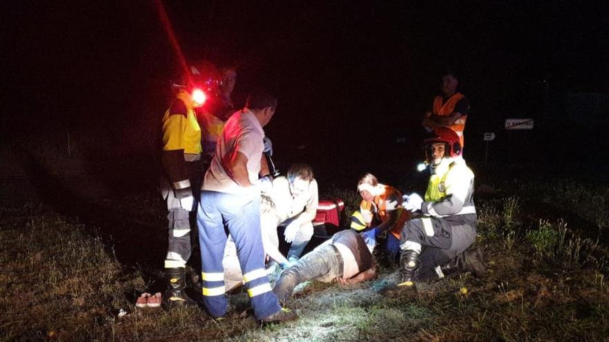 Efectivos de emergencias socorren al herido. // FdV