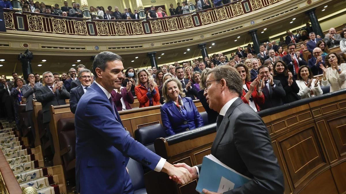 Pedro Sánchez y Alberto Núñez Feijóo se saludan tras la investidura.