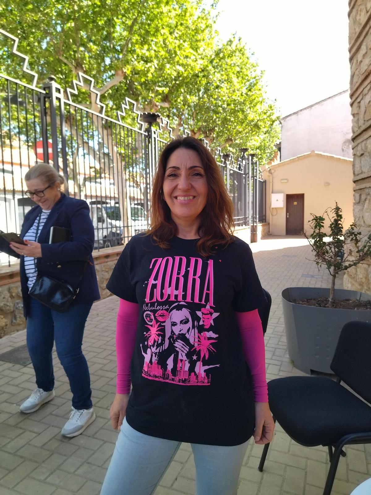 La concejala Raquel Mengual con su camiseta de Nebulossa