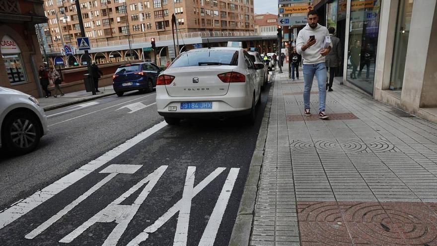 La falta de financiación dificulta el relevo generacional del sector avilesino del taxi