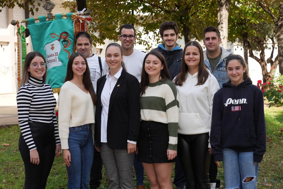 La madrina, junto a las damas y acompañantes de la comisión del 2023.