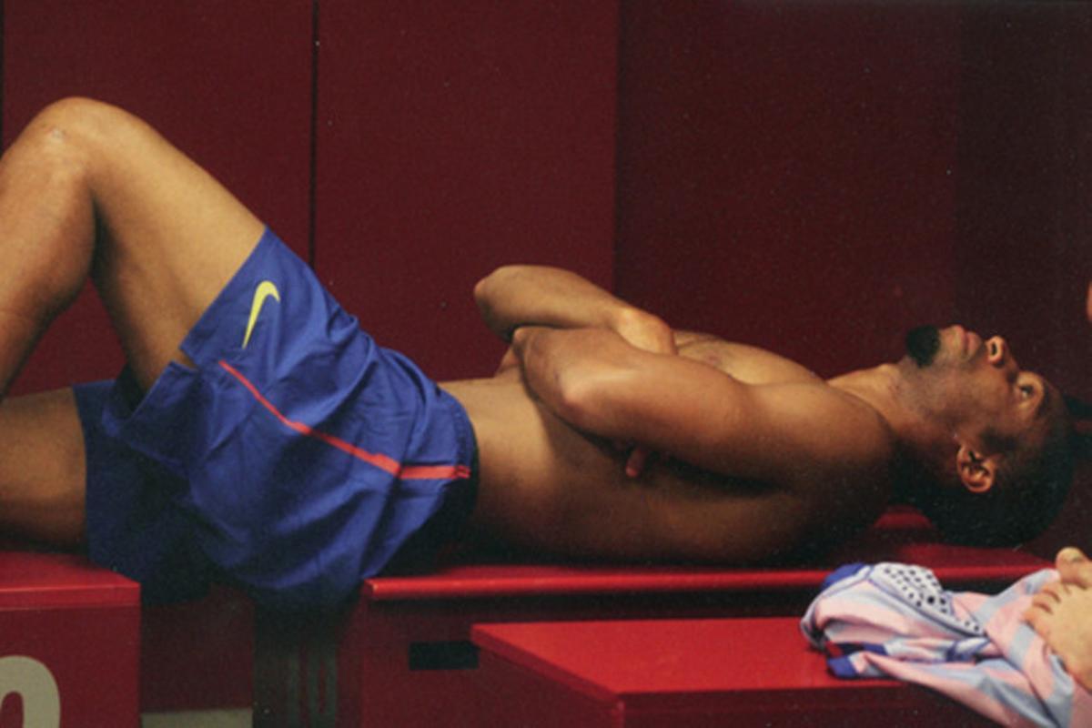 Keita, estirat al seu banc del vestidor.