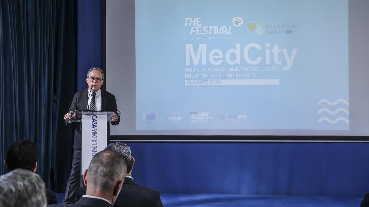 Emilio Vicedo, presidente del Colegio de Arquitectos de Alicante durante la presentación del festival MedCity.