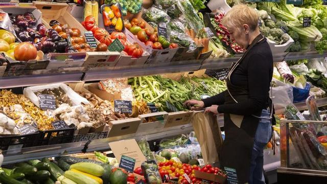 Verduleria al Mercat de Sant Antoni de Barcelona. | ELISENDA PONS / ARXIU
