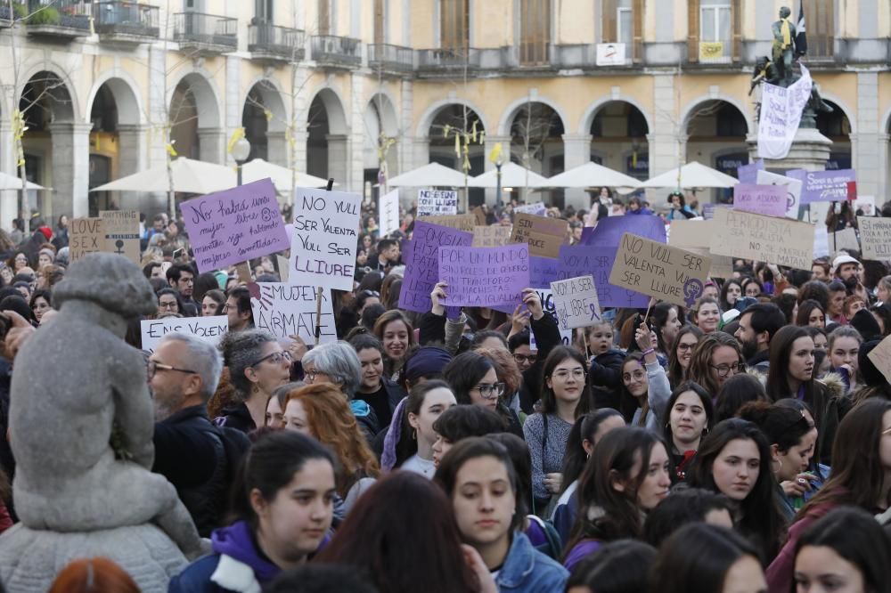 Multitudinària manifestació feminista a Girona