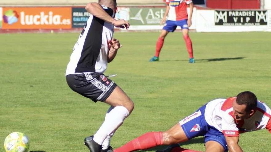 Un lance del partido disputado ayer en A Lomba entre el Arosa y el Estradense. // Muñiz