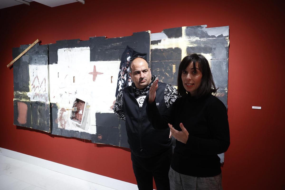 Pastor relata el proceso creativo de su obra colectiva junto a uno de los artistas.