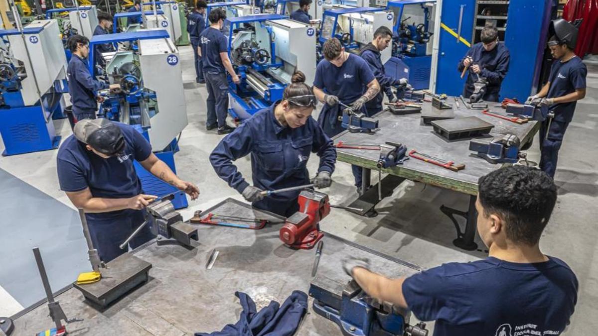 Alumnes de fabricació mecànica en un centre de Barcelona.