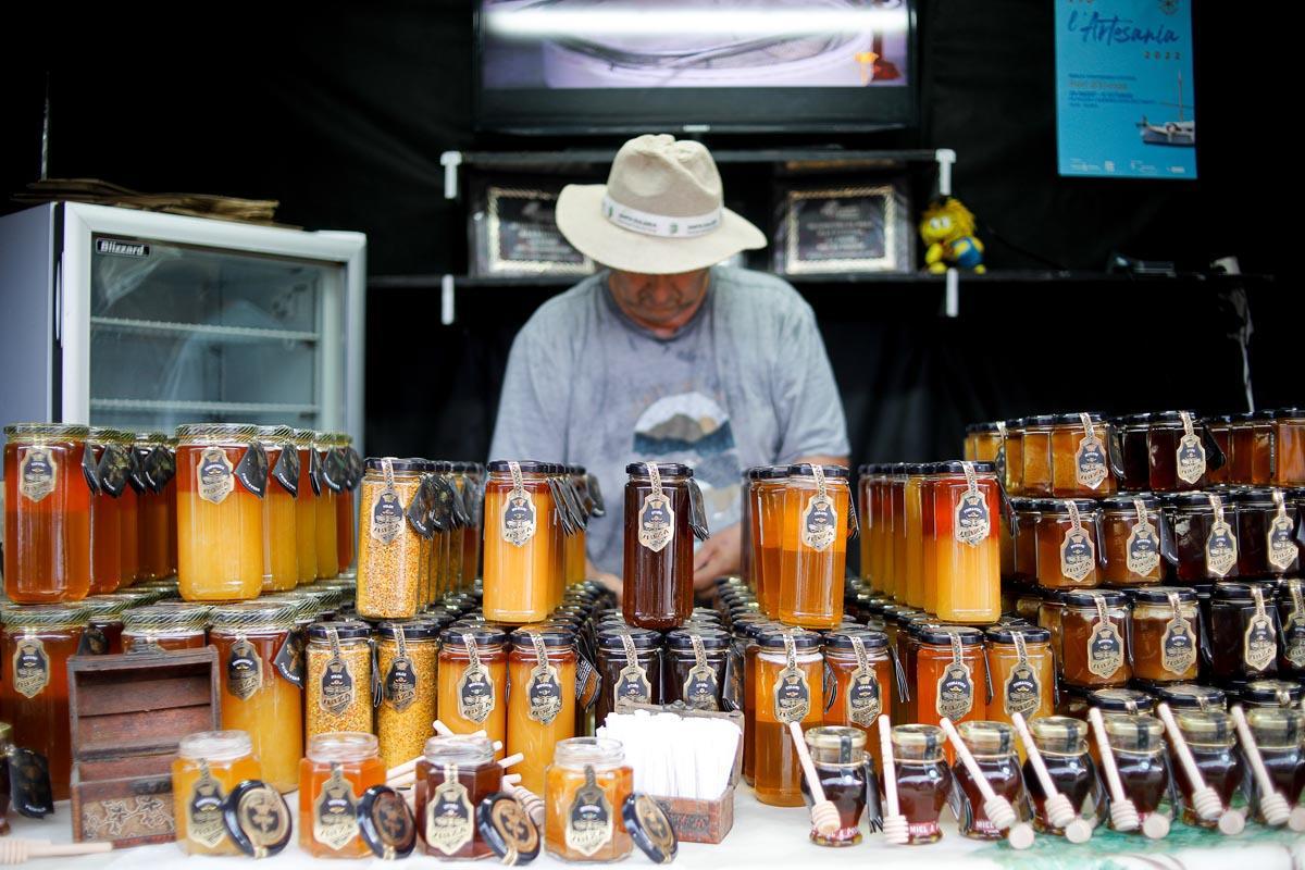 Mercadillo de artesanos en el puerto de Ibiza
