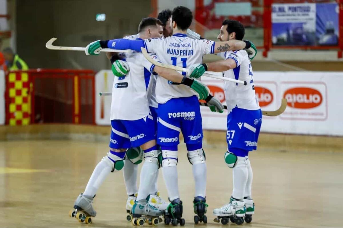 Los jugadores del Liceo celebran el primer gol contra el Bassano.