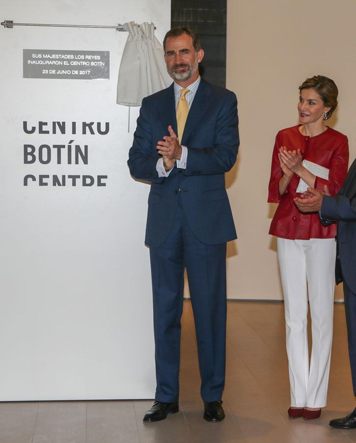 El look de Letizia Ortiz con chaqueta roja de Carolina Herrera y pantalón blanco junto a Felipe VI