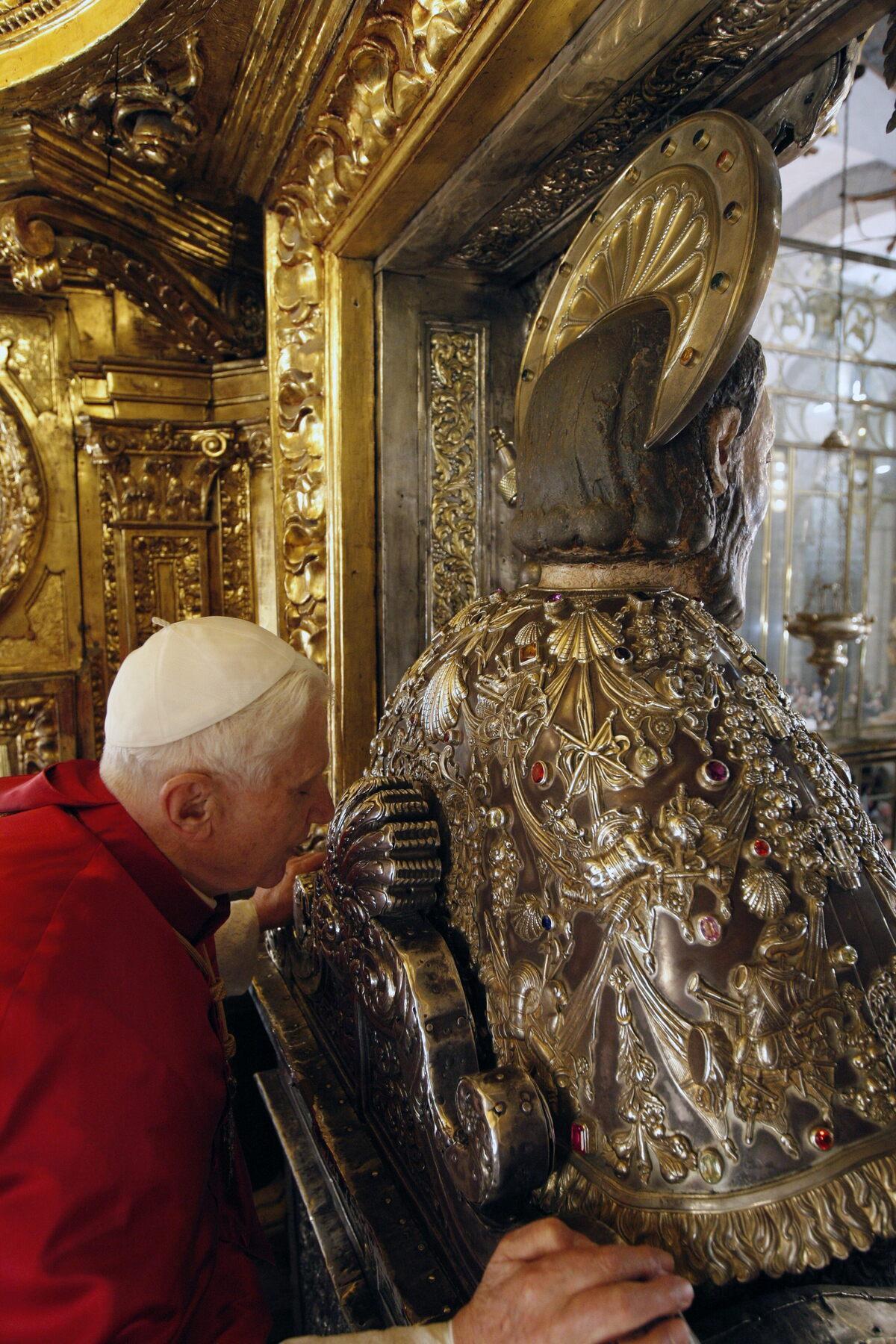 Benedicto XVI durante su ofrenda al Apóstol Santiago