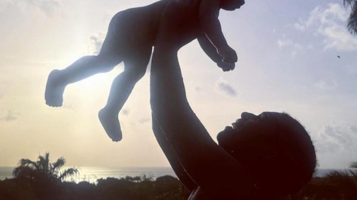 Rihanna comparte una foto de su hijo RZA durante sus vacaciones