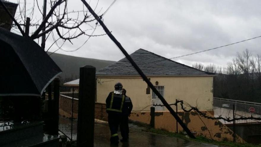 Un poste caído por el viento en un temporal anterior