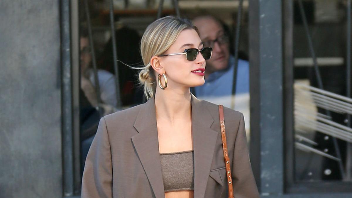 Hailey Bieber con conjunto de punto y americana oversized