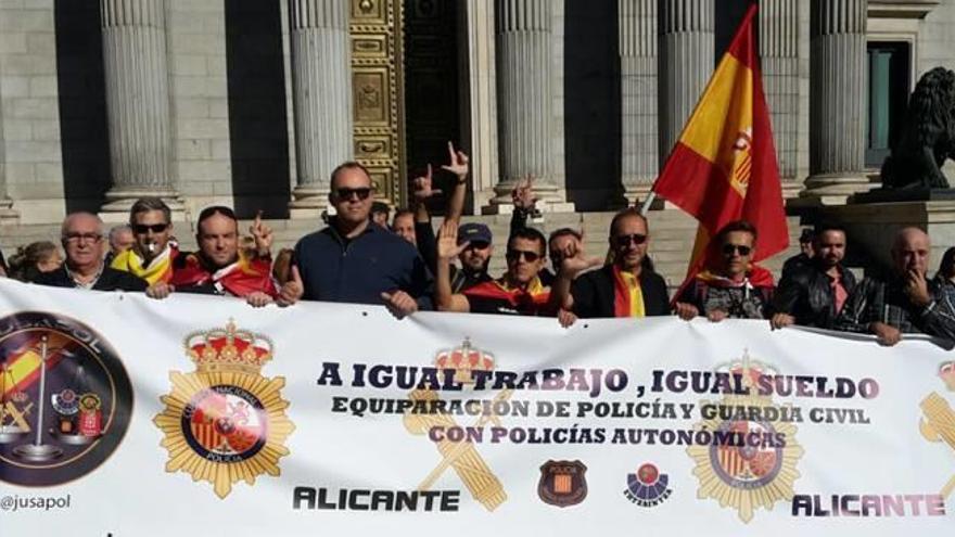 Miembros de Jusapol de Alicante junto al Congreso en la última protesta en Madrid.