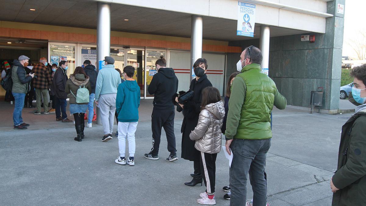 Padres y menores de edad esperan para vacunarse en Ourense