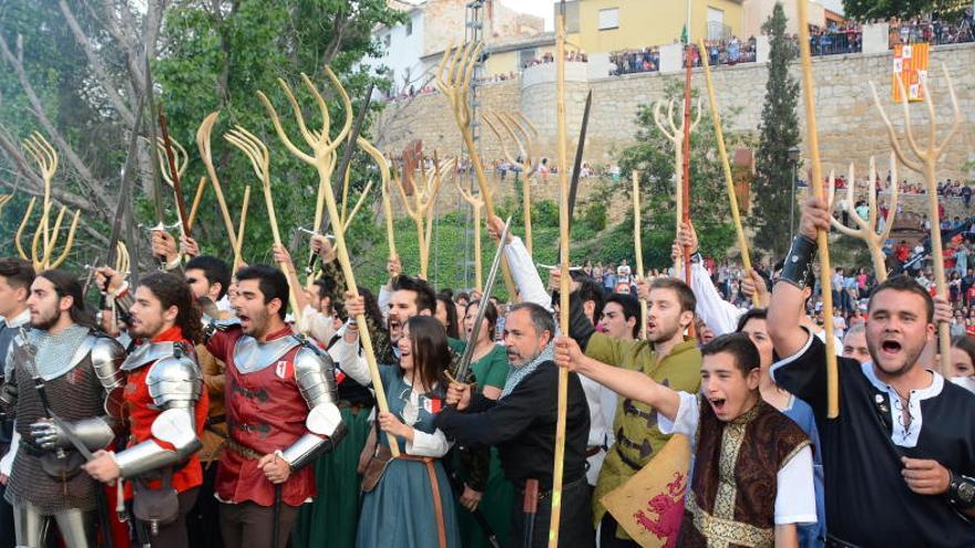 Armados con aperos del campo, muchos cristianos defendieron su ciudad del rey moro.