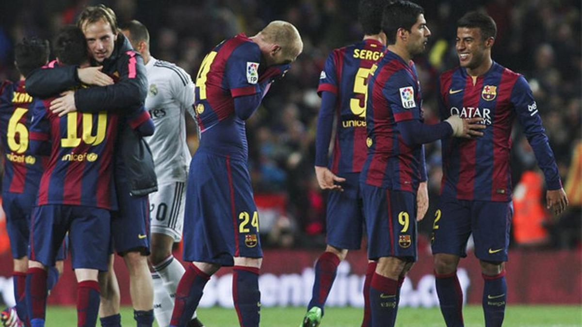 El Barça festejó la victoria sobre el césped del Camp Nou