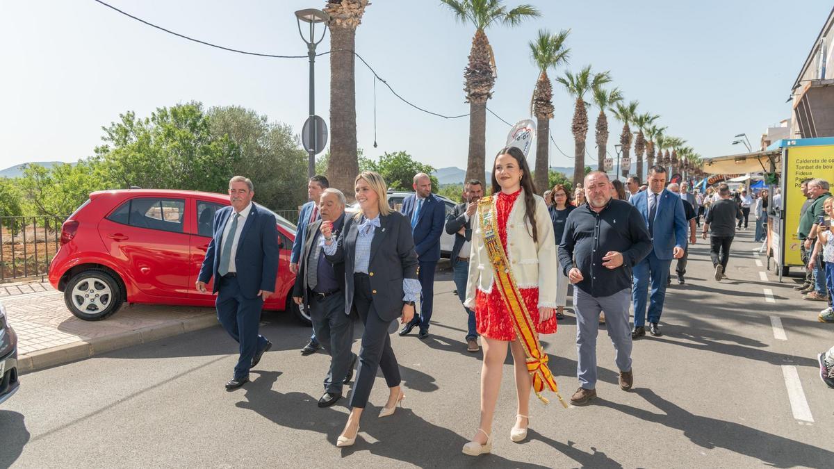 La alcaldesa y la reina de las fiestas recorrieron la exposición de la Fira de Vall d'Alba
