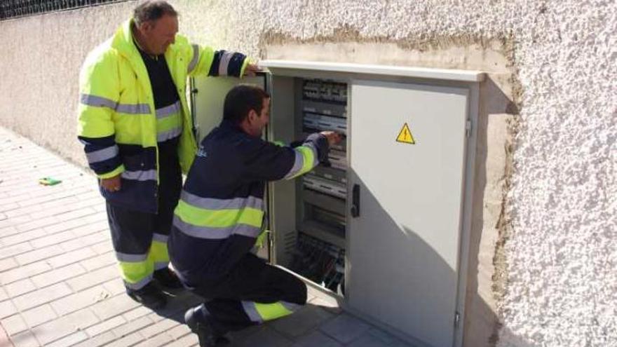 Dos técnicos revisando un cuadro de luz en unas instalaciones públicas de San Vicente.