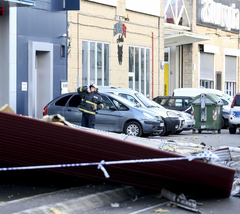 El viento derriba la cubierta de una nave en Avilés que aplasta media docena de coches