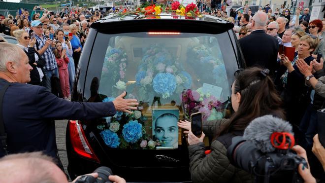 Fans de la cantante irlandesa Sinead O'Connor dan su 'último adiós' en las afueras de su antigua casa
