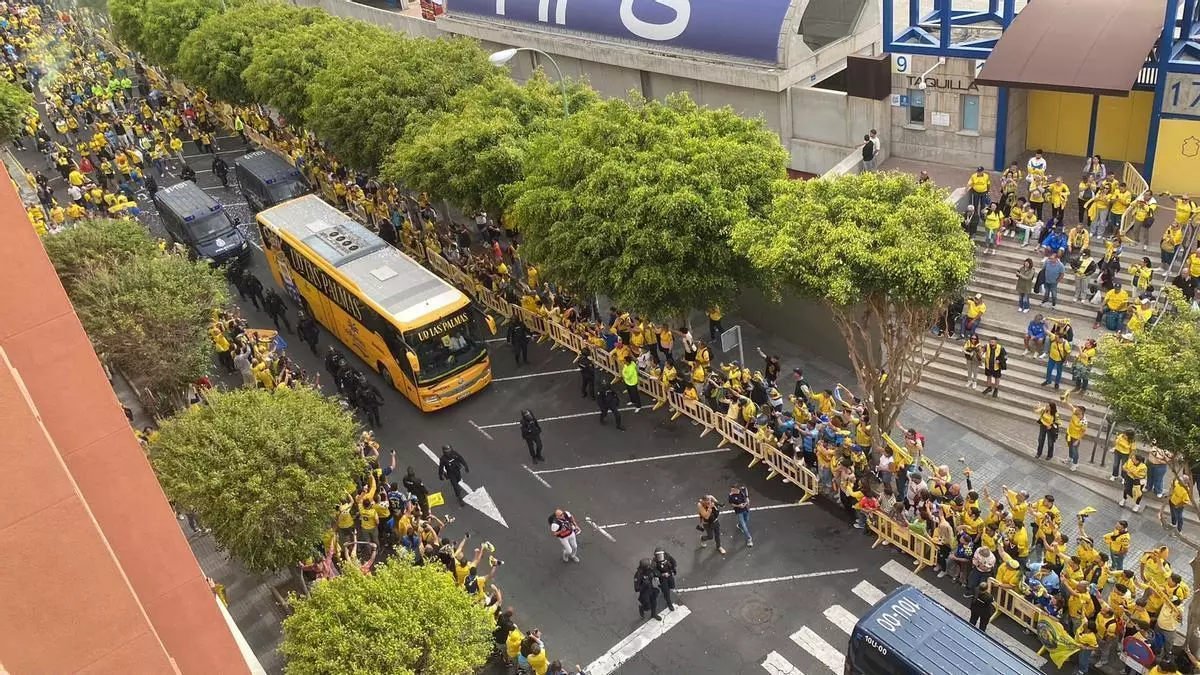 La guagua de la UD Las Palmas, empujada por el aliento de una afición volcada al grito de «¡Sí se puede!»