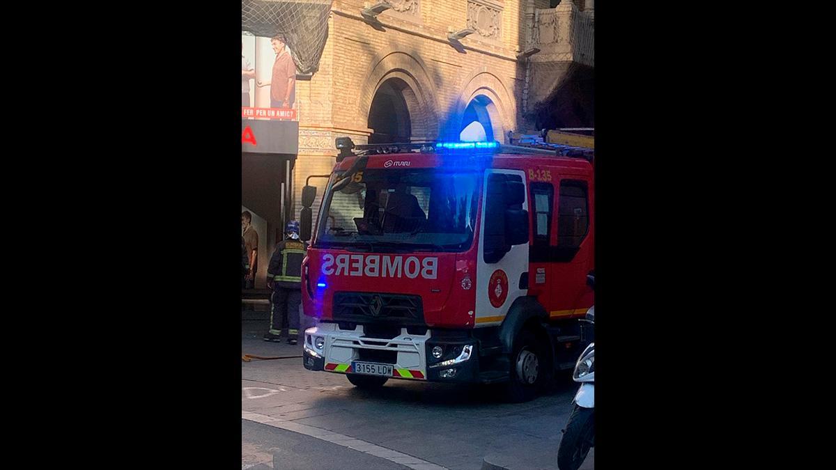 Un camión de Bombers delante del Teatre Goya atendiendo el fuego que se ha originado en el edificio.