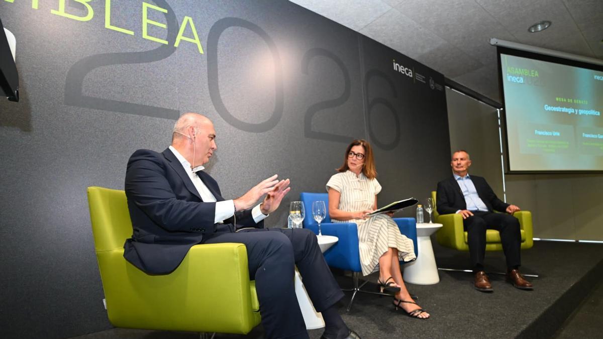 Francisco Uría, Inés Abad y Francisco García-Almenta, en la asamblea de Ineca.