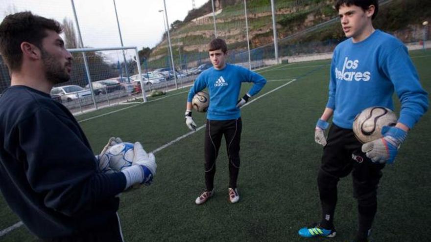 David Alemán, en La Toba, con dos porteros de la escuela blanquiazul.