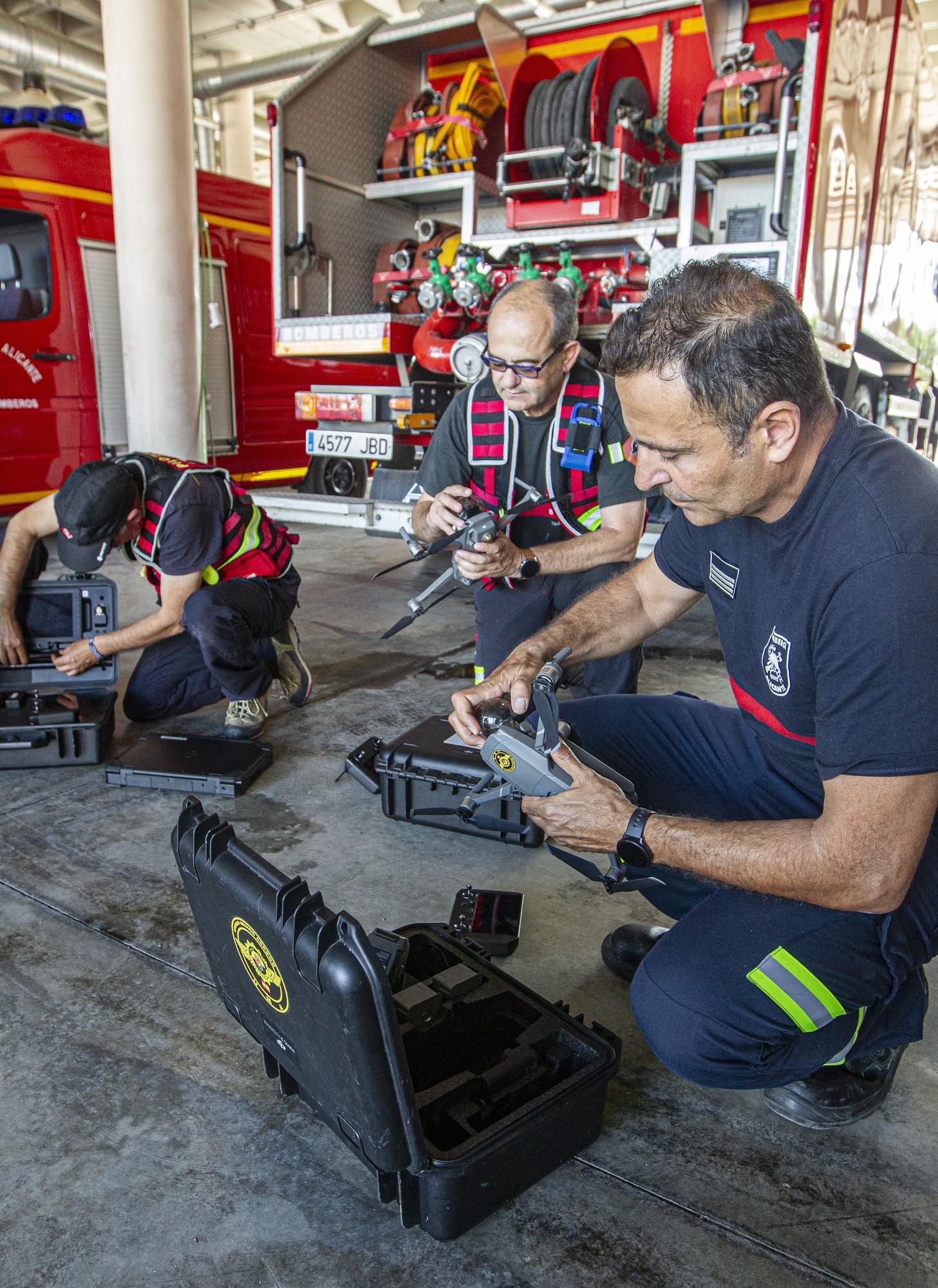 Los Bomberos preparan los drones que volarán en la noche de la Cremà