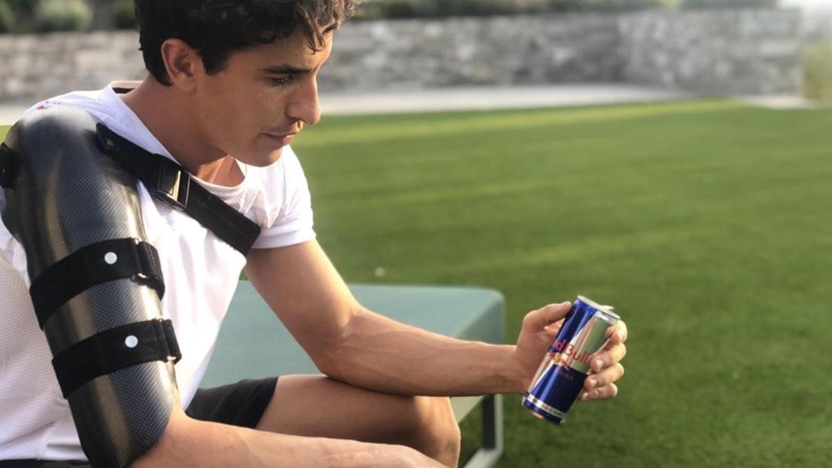 Marc Márquez (Honda, MotoGP), en el jardín de su casa de Cervera, descansando tras unos ejercicios.