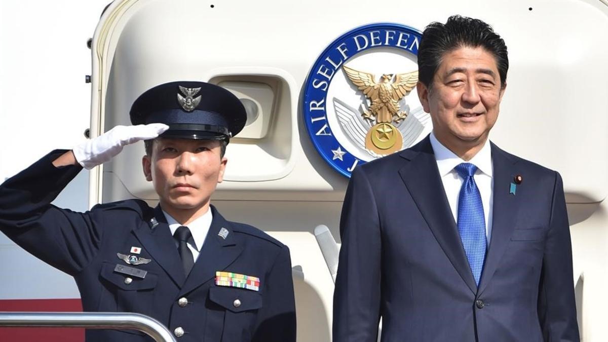 Shinzo Abe en su salida de Japón con destino a EEUU.